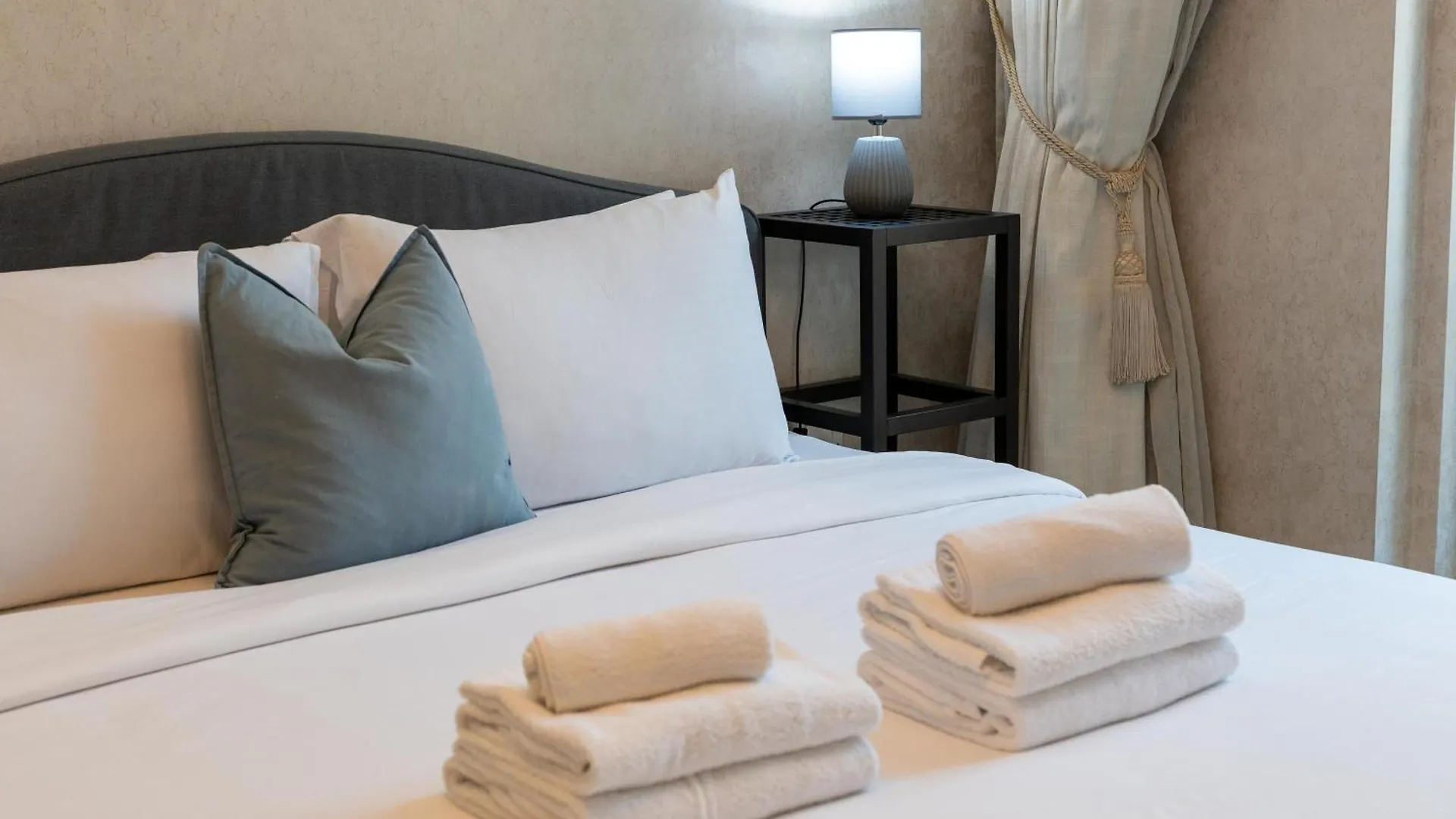 Lux Bnb I Souk Al Bahar I Burj Khalifa Views Dubai United Arab Emirates