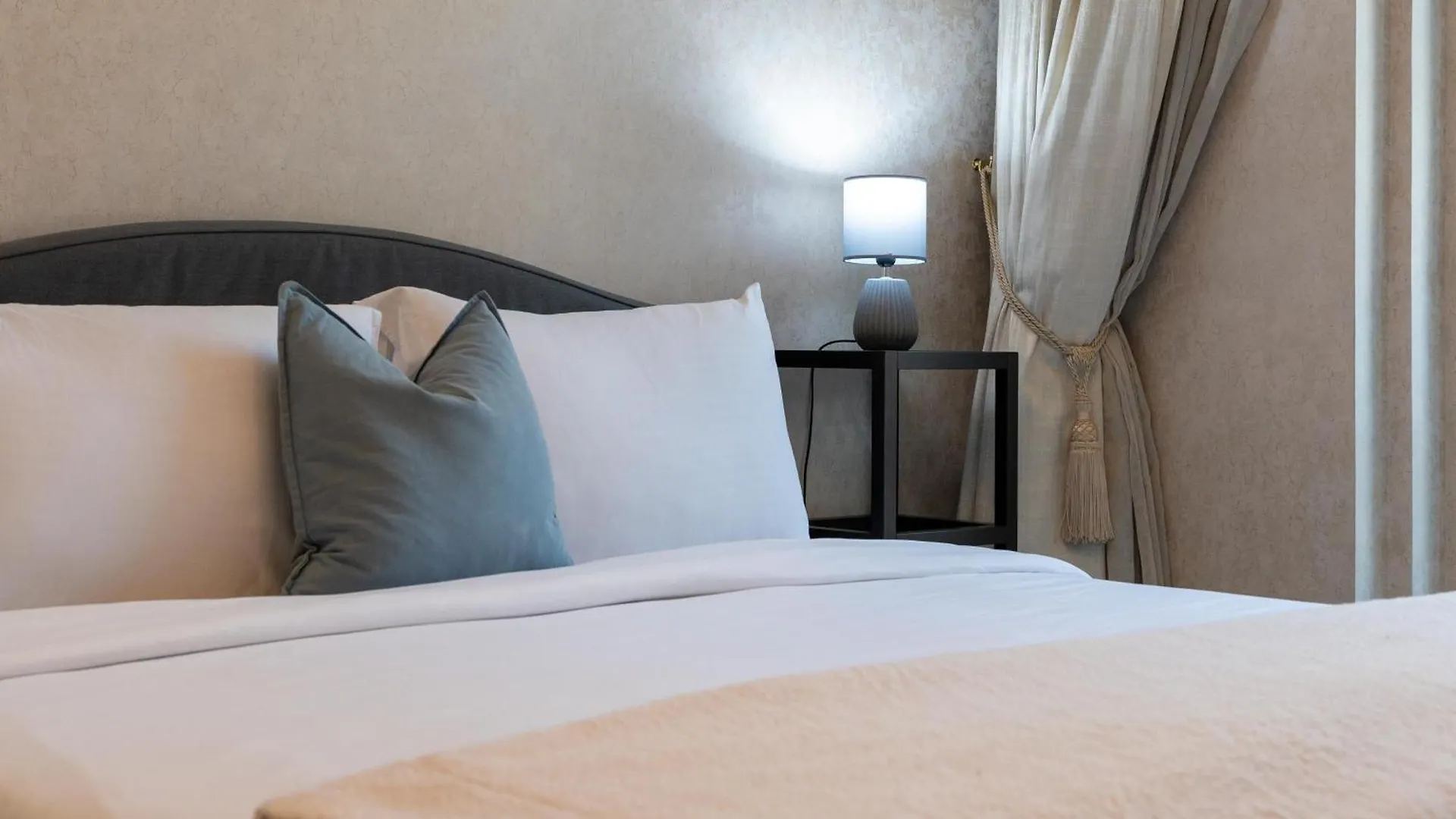 Lux Bnb I Souk Al Bahar I Burj Khalifa Views Dubai Apartment
