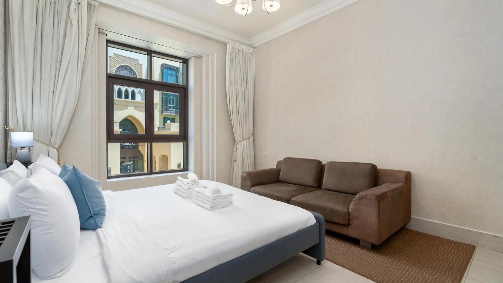 Lux Bnb I Souk Al Bahar I Burj Khalifa Views Dubai Apartment